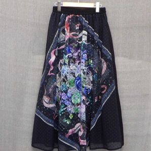 iS ScoLar：イズスカラー　花と星座のスカーフ柄スカート
