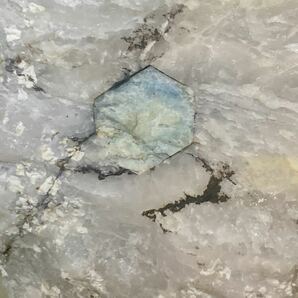 大分県産超巨石天然アクアマリン原石4.42kg母岩付き^ ^出物^ ^の画像3