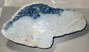 ミャンマー産超巨石天然本翡翠原石2.42kg1面カット磨き済み［JADEITE］大迫力^ ^