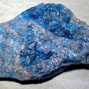 マダガスカル産天然ネオンブルーアパタイト原石24.70gの画像6