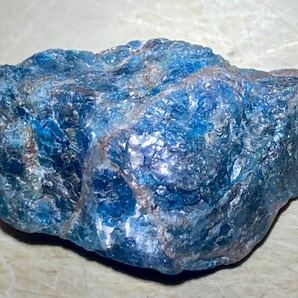 マダガスカル産天然ネオンブルーアパタイト原石24.70gの画像9