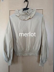 【merlot】フリル付きシャツブラウス　ベージュ　コットン100％