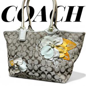 【美品】COACH トートバッグ シグネチャー 花 フラワー ベージュ チャーム