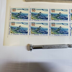 美品【 国際文通週間】甲州かじか沢 葛飾北斎1967年 未使用50円 10枚1シート 切手シート の画像3