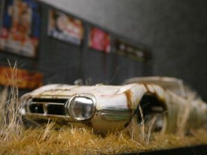 昭和レトロ 1/32 TOYOTA 2000GT ドンガラ 情景ジオラマ完成品 ケース付