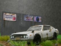 昭和レトロ 1/64 NISSAN スカイライン 2000GT-R ケンメリ 情景ジオラマ完成品 ケース付_画像1