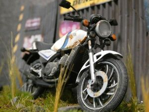 昭和レトロ 1/24 YAMAHA RD350 情景ジオラマ完成品 ケース付