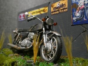 昭和レトロ 1/24 KAWASAKI 500SS マッハⅢ 情景ジオラマ完成品 ケース付