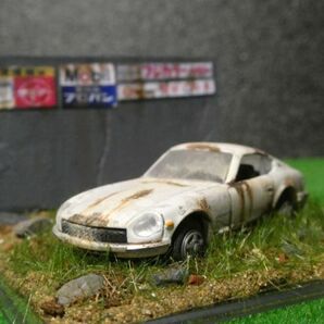 昭和レトロ 1/64 NISSAN フェアレディ 240Z 情景ジオラマ完成品 ケース付の画像2