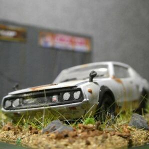 昭和レトロ 1/64 NISSAN スカイライン 2000GT-R ケンメリ 情景ジオラマ完成品 ケース付の画像1