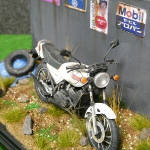 昭和レトロ 1/24 YAMAHA RZ250 情景ジオラマ完成品 ケース付の画像3