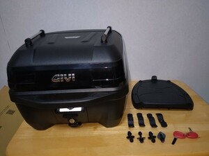 GIVI（ジビ）バイク用リヤボックス　モノロック32L B32NB　ブラックパネル　 オプションラック付き