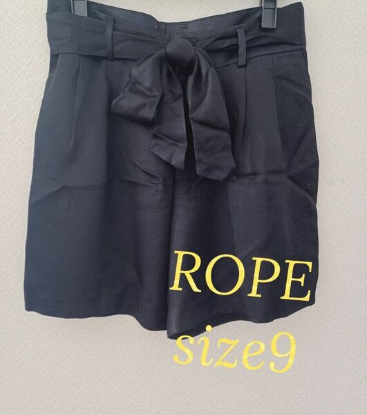 【ROPE ロペ　サイズ9 サテン　黒　ショートパンツ　リボン】