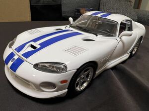 Burago Gold Collection 1/18 Dodge Viper GTS Coupe 1997 COD3375 Diecast car
