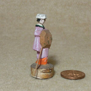 戦前 木彫り彩色ミニ人形 旅道中の女性 農民美術 柳柄の着物 笠に「はこまき？」 送料120円～の画像5