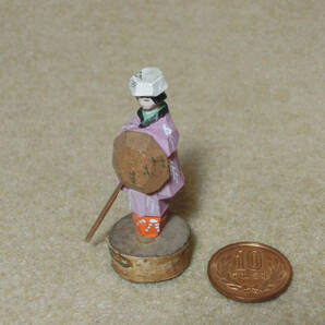 戦前 木彫り彩色ミニ人形 旅道中の女性 農民美術 柳柄の着物 笠に「はこまき？」 送料120円～の画像6