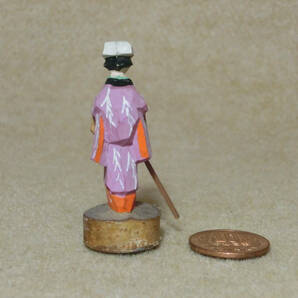 戦前 木彫り彩色ミニ人形 旅道中の女性 農民美術 柳柄の着物 笠に「はこまき？」 送料120円～の画像3