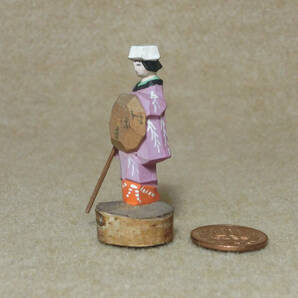 戦前 木彫り彩色ミニ人形 旅道中の女性 農民美術 柳柄の着物 笠に「はこまき？」 送料120円～の画像2
