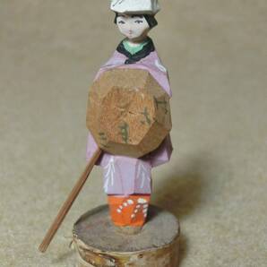 戦前 木彫り彩色ミニ人形 旅道中の女性 農民美術 柳柄の着物 笠に「はこまき？」 送料120円～の画像7