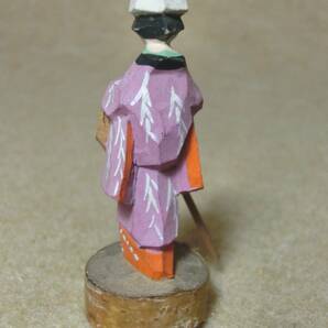 戦前 木彫り彩色ミニ人形 旅道中の女性 農民美術 柳柄の着物 笠に「はこまき？」 送料120円～の画像8
