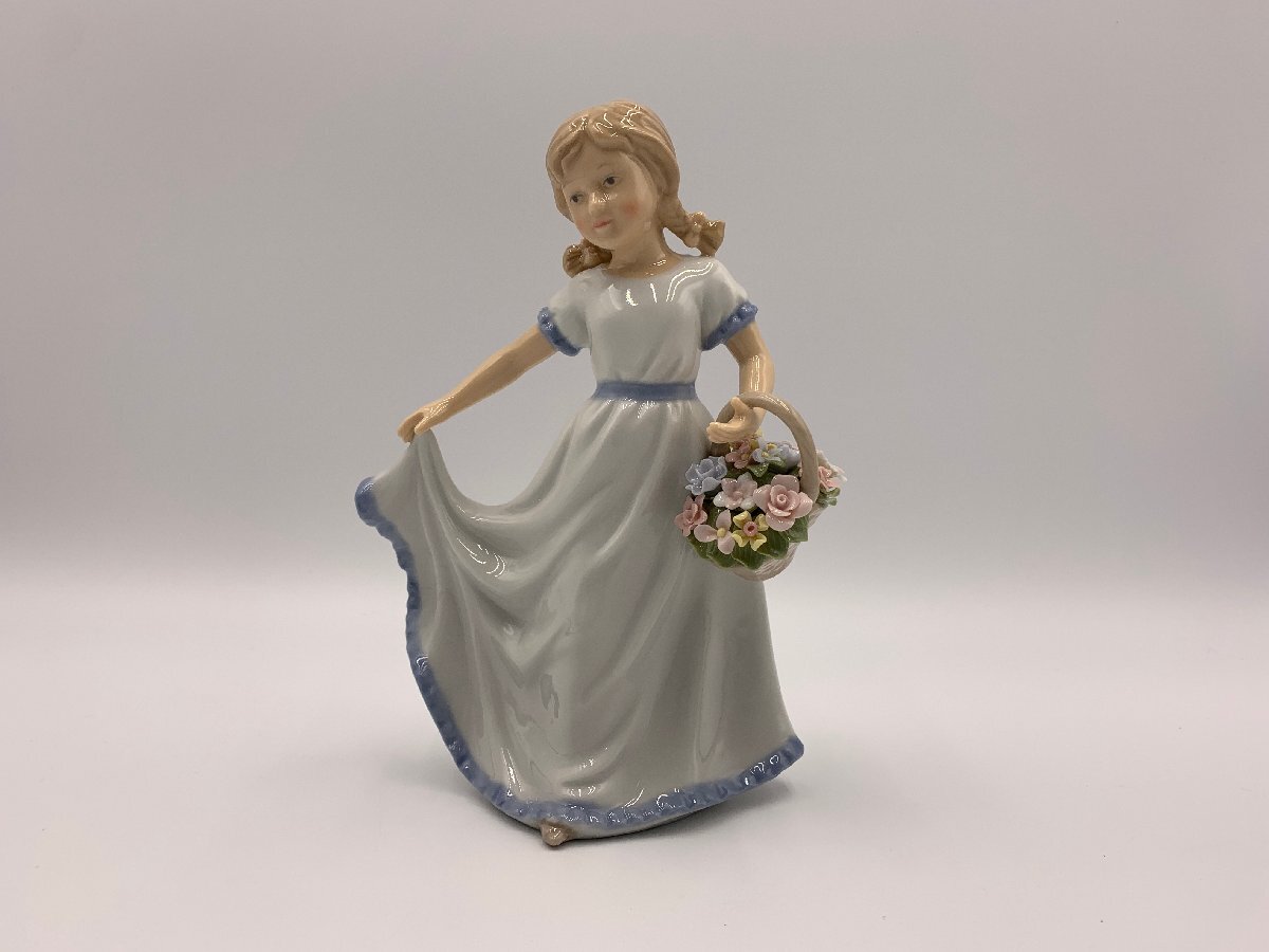 ■△【Beautiful item】Cosmos antique ornament, girl picking flowers (S0406), Handmade items, interior, miscellaneous goods, ornament, object