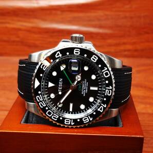 送料無料〓新品〓TESENブランド・GMT機械式腕時計オマージュウオッチ・DG5833ムーブメント・裏スケルトン・シリコンラバーベルトモデルの画像2