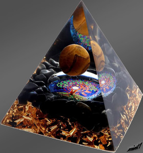 【タイガーアイ×オプシディアン】 オルゴナイトピラミッド ブラック 月 宇宙 風水 インテリア 置物 浄化 商売繁盛 金運アップ
