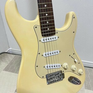 Fender ロゴ エレキギター ストラトキャスター STRATOCASTER ORIGINAL contour body クリーム色の画像4