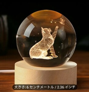 女性への猫好きの贈り物として、木製ベース付きのガラス玉の夜灯、直径5.99cmのクリスタルボールランプ　可愛い猫