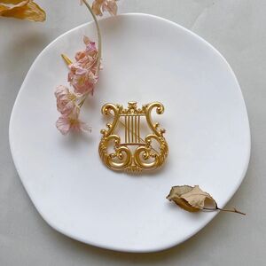 レディースブローチ　可愛いゴールドブローチ　春　アンティークデザイン 立琴