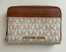 B4D008◆ マイケルコース MICHAEL KORS PVC ホワイト×ブラウン色 ロゴ ラウンドファスナー開閉 カード収納あり 小銭入れ コインケース_画像1