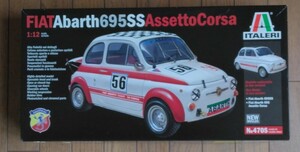 Комплект в разобранном виде, который может быть изготовлен с выбором Italeri 1/12 Fiat Abarth 695SS или того же актива Corsa