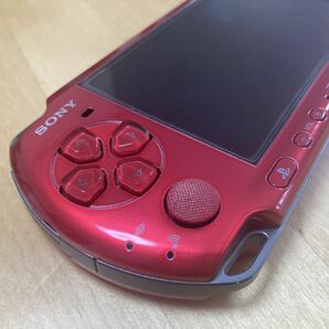 24-0031AQ プレイステーションポータブル PSP-3000 レッド 動作品 バッテリー欠品 ACアダプター付属の画像2