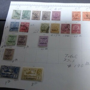 クエ―ト　英領インド切手にKUWAIT 加刷、スコット#17/30、通常、公用、航空切手をリ―フ紙片にヒンジ貼り。スコット170ドル以上、状態良好