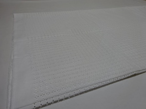 日本製　綿　100％　刺繍柄　生地　やや薄　3.8ｍ　Ｆ952