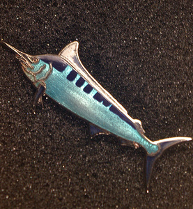 ◆ピンズ フィッシング 魚 カジキ 七宝メタル,幅4.2cm 日本製