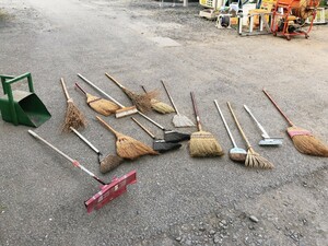  pickup limitation used broom etc. together bear hand bamboo . original work dustpan ho float Chile toli tool old .. old tool Ibaraki prefecture . land Omiya city base 0416.5 M out 