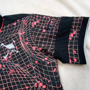 超美品 オークリースカルブラックピンク水玉ペイントドットデザイン幾何学模様総柄 メンズポロシャツ Mの画像3