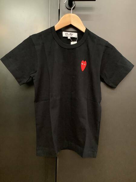 COMME des GARCONS PLAY Tシャツ　黒×赤ハート　Sサイズ(レディース)　AZ-T229