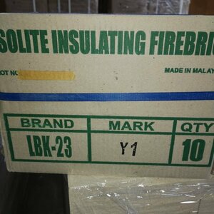 耐火断熱煉瓦(イソライト工業）LBK23　Ｙ1　　未使用品10個　1箱　　セリ