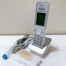 【TOA-4998】 1円～ Panasonic パナソニック 子機 KX-FKD556-S 電話機 家電 シルバー 充電器 専用電池 美品 現状保管品_画像1