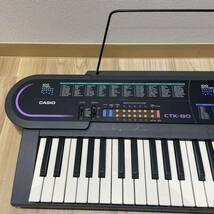 【AMT-10069】CASIO カシオ 電子キーボード CTK-80 電子ピアノ 鍵盤楽器 49鍵盤 電子ピアノ ブラック 100リズム 音楽 楽器 ジャンク品 曲_画像3