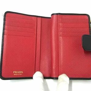 1円 ■美品■ PRADA プラダ レザー チャーム付き 二つ折り 財布 ウォレット 小銭入れ 札入れ カード入れ ブラック系 AY1095の画像3