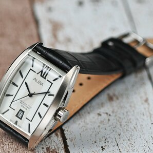 新品 逆輸入セイコーALBA 知的で気品あるトノー型ケース＆ローマ数字 ホワイトフェイス 50m防水 本革ベルト メンズ日本未発売 腕時計の画像6