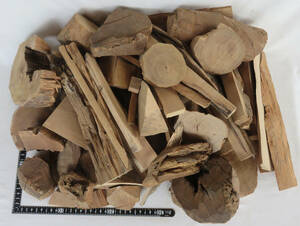 木材・香木の白檀・端材・切れ端・小さな欠片など・重さ約７７５０グラム