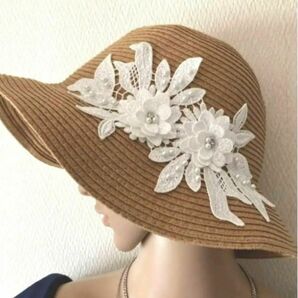 麦わら帽子　レディース　白　レース　エレガント　花柄　華やか　つば広　UVカット白のレースを付けて豪華にアレンジ　 女性用 帽子