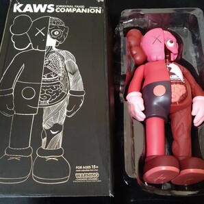 《委託販売 Y0111》KAWS COMPANION (ORIGINAL FAKE) RED (立ち 約３４CM ケース破損) 詳細不明 未鑑定品の画像1