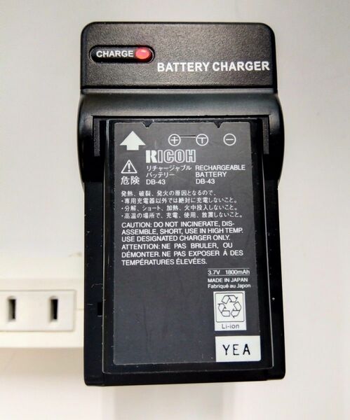 リコー　 バッテリーDB−43 充電器は純正品ではない。