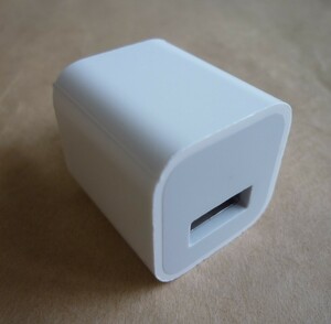 純正 Apple アップル USB電源アダプター　USB充電器 ACアダプター アイフォン iPhone　5V 1A ホワイト 白　スマホ充電 iPod　