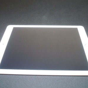 ◆送料無料◆Apple iPad (第5世代) ゴールド 32GB MPGT2J/A Wi-Fiモデル アクティベーションロック解除済◆の画像4